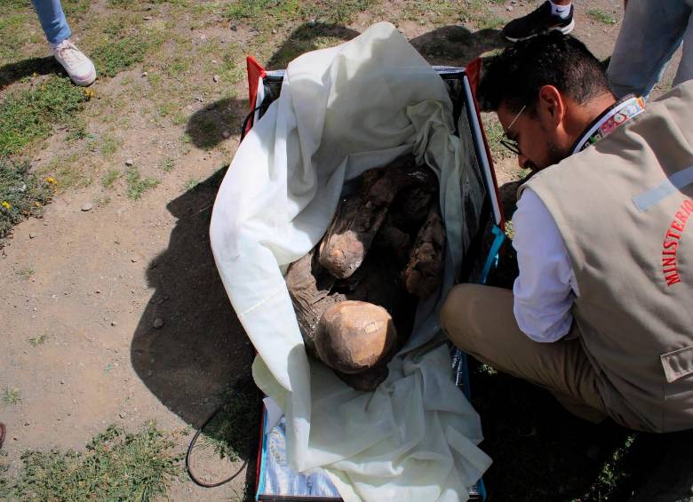 La momia tiene entre 600 y 800 años de edad y el hombre la guardaba porque se “encariñó” con los restos óseos. FOTO: EFE