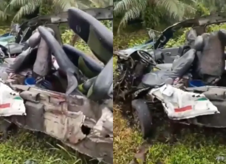 Una van de servicio intermunicipal quedó completamente destruida tras chocar de frente contra un camión en la vía Junín–Tumaco, Nariño. Las autoridades reportan varios muertos y heridos. FOTO: captura de video. 