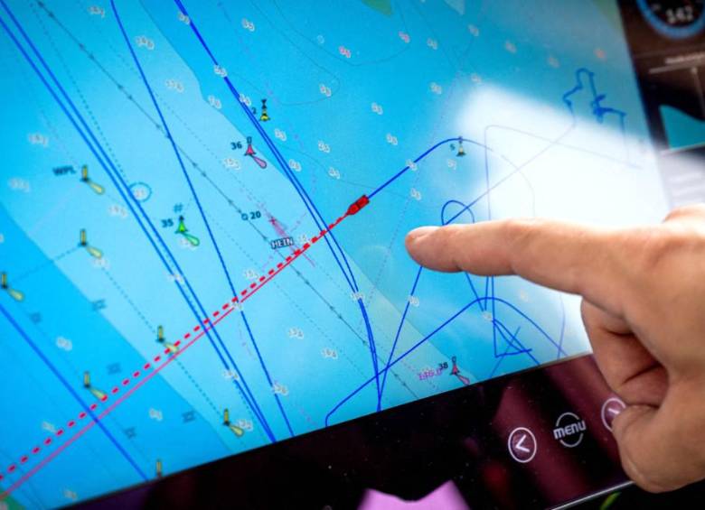 Los canales y los barcos se muestran en un mapa digital a bordo. FOTO: AFP