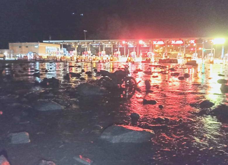 Así quedaron decenas de vehículos que transitaban por la vía al Llano en la madrugada de este martes. FOTO: CORTESÍA 