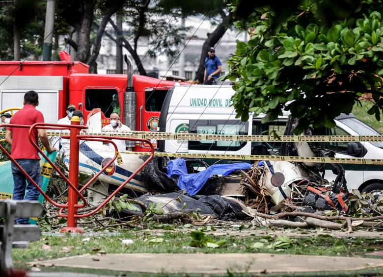 El accidente de la avioneta se presentó a las 7:15 de la mañana de este martes. La aeronave realizaba un vuelo de instrucción cuando se precipitó sobre un parque en el barrio Jorge Isaacs, de Cali. FOTO afp