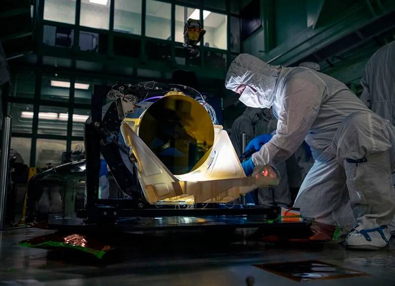 El prototipo del telescopio LISA se somete a una inspección posterior a la entrega en una sala limpia oscura del Goddard de la NASA el 20 de mayo. Todo el telescopio está hecho de una vitrocerámica de color ámbar que resiste los cambios de forma en un amplio rango de temperaturas, y la superficie del espejo está recubierta de oro. FOTO Nasa / Dennis Henry