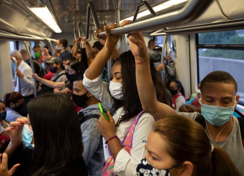 Definir nuevos horarios de trabajo evitará las constantes congestiones de pasajeros del metro en las horas pico. FOTO Edwin Bustamante