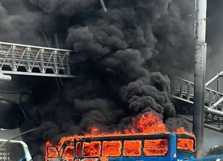 Un bus del SITP se incendió en Bogotá este miércoles 12 de noviembre de 2024. Foto: tomada de X @DoomoEditorial