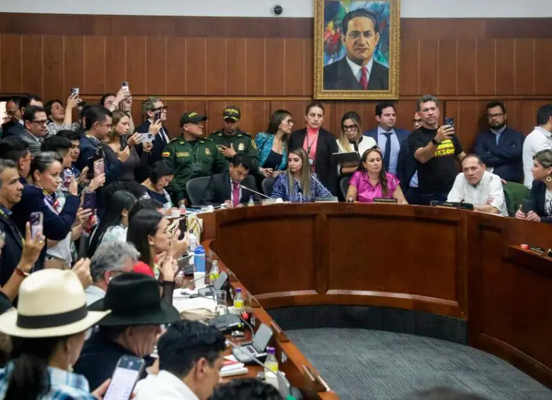 Ocho de los 14 senadores de la Comisión Séptima hundieron el proyecto en la sesión de este martes. FOTO: Colprensa