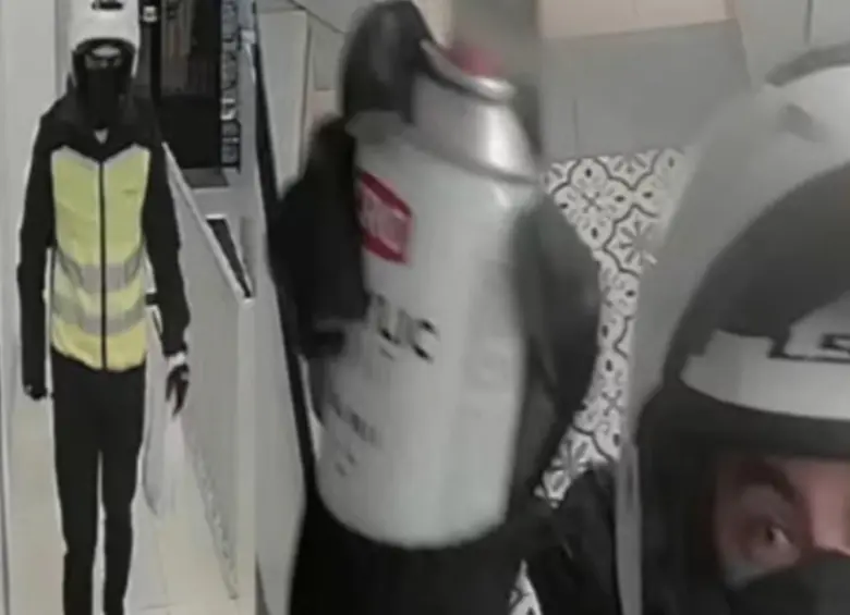 David Knezevich utilizando el aerosol en la cámara de seguridad. FOTO: REDES SOCIALES