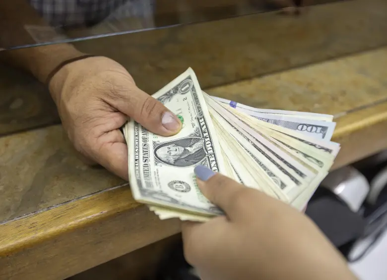 El dólar en Colombia arrancó al alza y llegó hasta los $3.210.