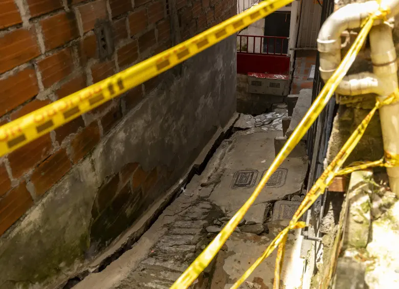 Uno de los callejones de acceso quedó “plegado” luego de que la tierra cediera. Foto: Andrés Camilo Suárez Echeverry