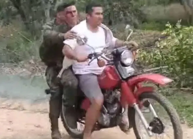Johan Trujillo transportó a soldados que sobrevivieron a caída del avión en Putumayo. FOTO: Captura de video