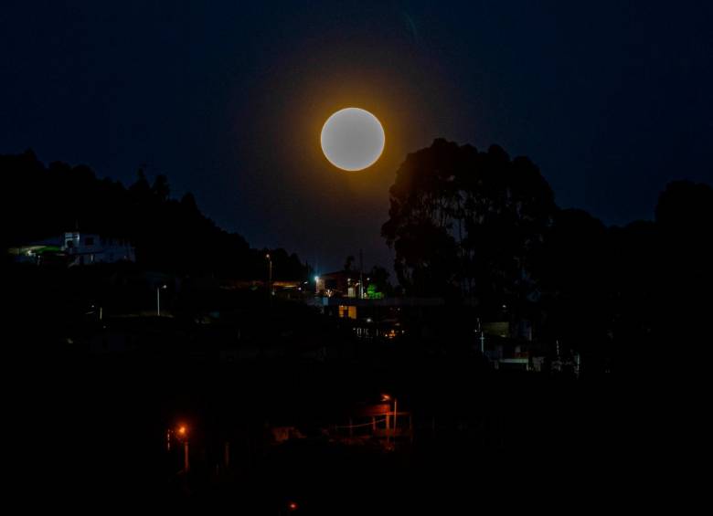 La Luna está un 14% más brillante y más grande que su tamaño habitual. Foto: Esneyder Gutiérrez