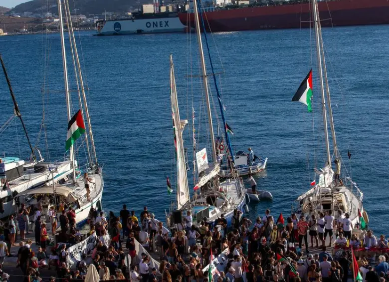 Activistas internacionales de la flotilla Global Sumud que partieron a comienzos de septiembre de Barcelona, fueron deportados por Israel tras la interceptación militar de su flotilla con destino a Gaza. FOTO: Xinhua