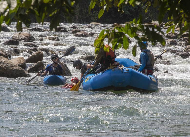 Simulacro de ahogamiento realizado en aguas del rio Calderas entre Cocorná y San Luis. FOTO: Esneyder Gutiérrez