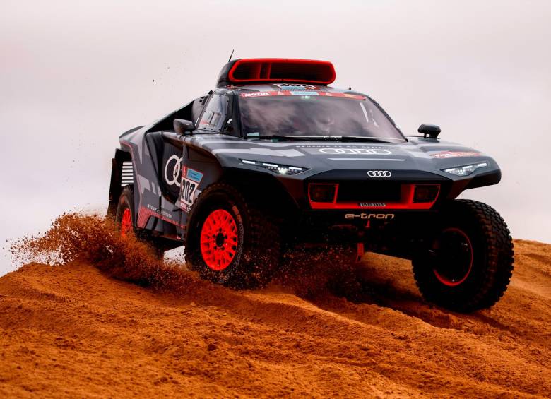 El español Carlos Sainz ganó la etapa del Rally Dakar que lidera el catarí Nasser Al-Attiyah (Toyota). FOTO EFE 