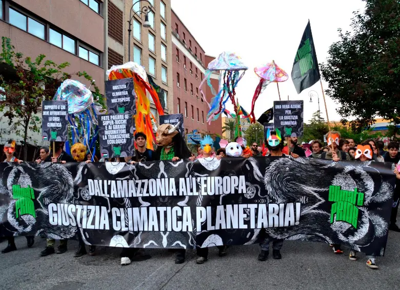 Activistas, comunidades indígenas y organizaciones ambientales tomaron las calles de Belém para exigir una transición justa y mayor ambición climática en la COP30. FOTO Getty