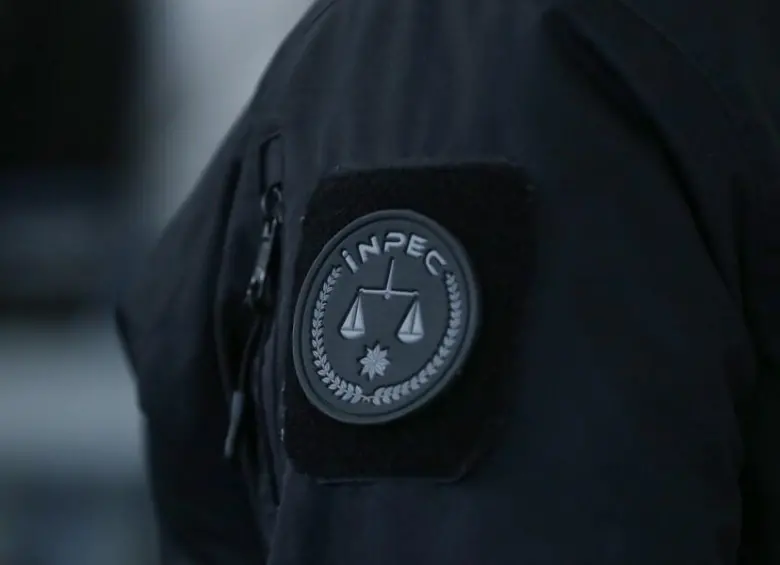 El logo del Inpec en una chaqueta. FOTO: COLPRENSA.