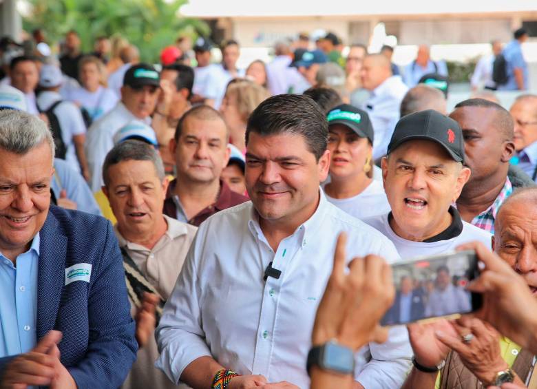 Juan Diego Gómez estuvo acompañado de su equipo de trabajo, amigos, familiares y simpatizantes. FOTOS Cortesía