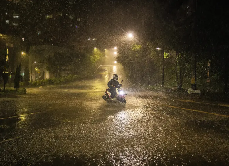 El aguacero que cayó en Medellín este 29 de julio inició en el costado oriental y luego se extendió al sur del Valle de Aburrá. Imagen de referencia. FOTO: Carlos Velásquez