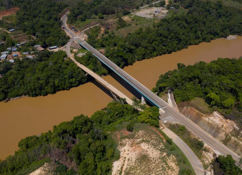 El río Nechí es clave tanto para la movilidad como para el sustento de los habitantes de al menos 10 municipios. FOTO: MANUEL SALDARRIAGA