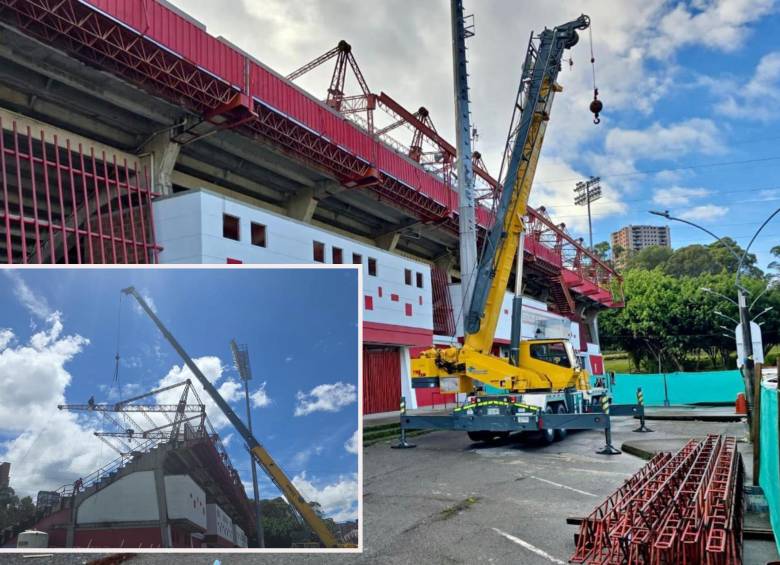 Grúas pesadas se encargan del desmonte de la estructura del estadio de Rionegro. FOTO: Cortesía Alcaldía de Rionegro.