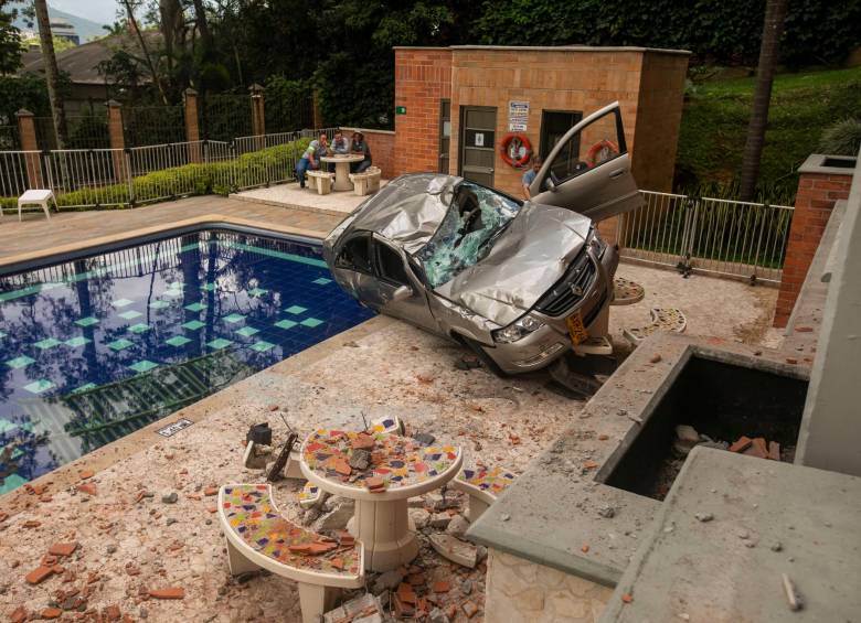 El vehículo accidentando en el barrio San Lucas este lunes cayó de un tercer piso y por poco termina en una piscina. FOTO CARLOS VELÁSQUEZ