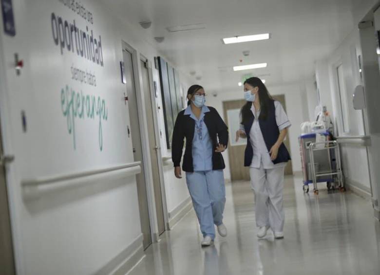 Médicos y trabajadores de la salud de las zonas afectadas por el terremoto solicitan medidas de protección laboral y apoyo económico mientras avanzan las labores de recuperación. FOTO: Colprensa. 