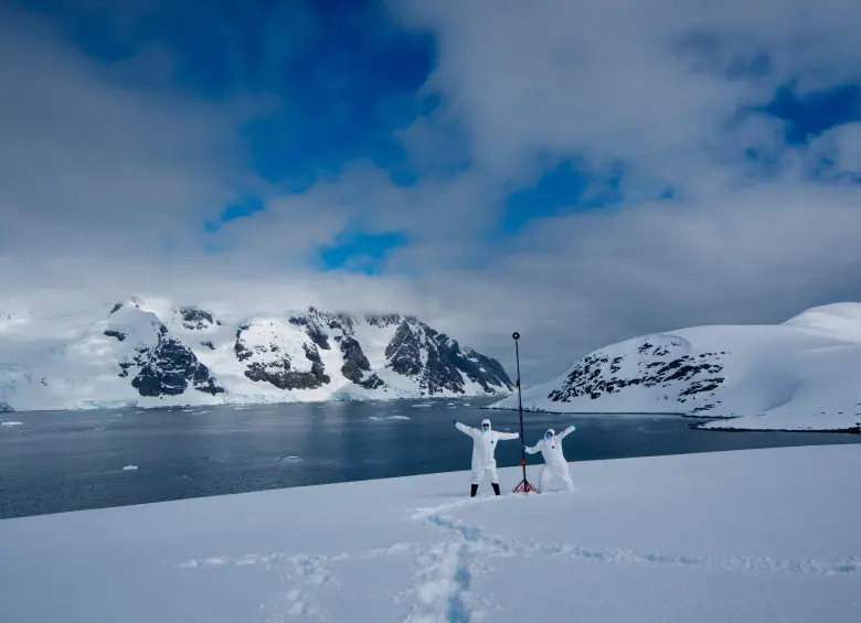 Laura Molares y James Bradley en la Antártida tomando muestras de aire. FOTO cortesía James Bradley