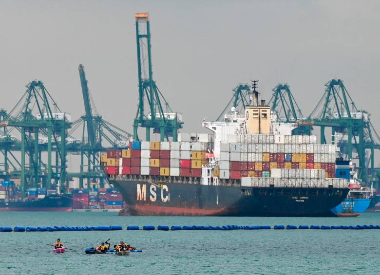 Los buques en Singapur fondean más de una semana mientras llega su turno para descargar. Foto AFP