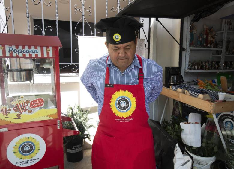 Jorge, pese a su ceguera, es un todero que se le mide a cualquier negocio que lo haga feliz. Aparte de vender flores también vende crispetas en el atrio de la iglesia. Foto: Esneyder Gutiérrez