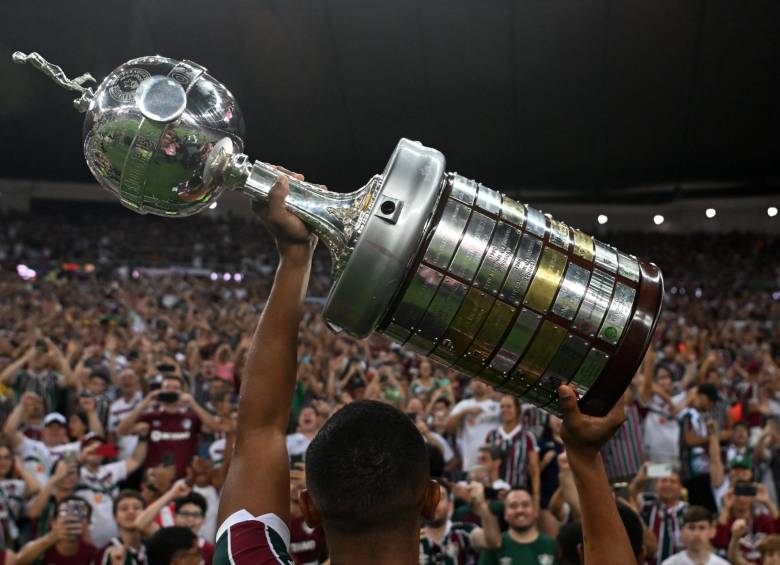 Jugador de Fluminense cargando la copa más codiciada del continente sudamericano, tras quedar campeón en el 2023. FOTO: TWITTER @Libertadores