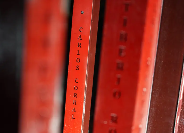 Entre las cincuenta barras de acero dispuestas en sentido horizontal y vertical, están inscritos los nombres de las 460 personas del sector salud fallecidas en el país durante la pandemia. FOTO cortesía SCRD Bogotá