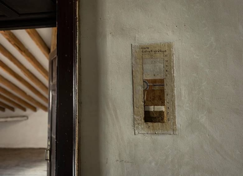 Cala estratigráfica de la casa de Pastor Restrepo, en la que puede verse los diferentes momentos que han tenido las paredes en su interior. FOTO: Camilo Suárez