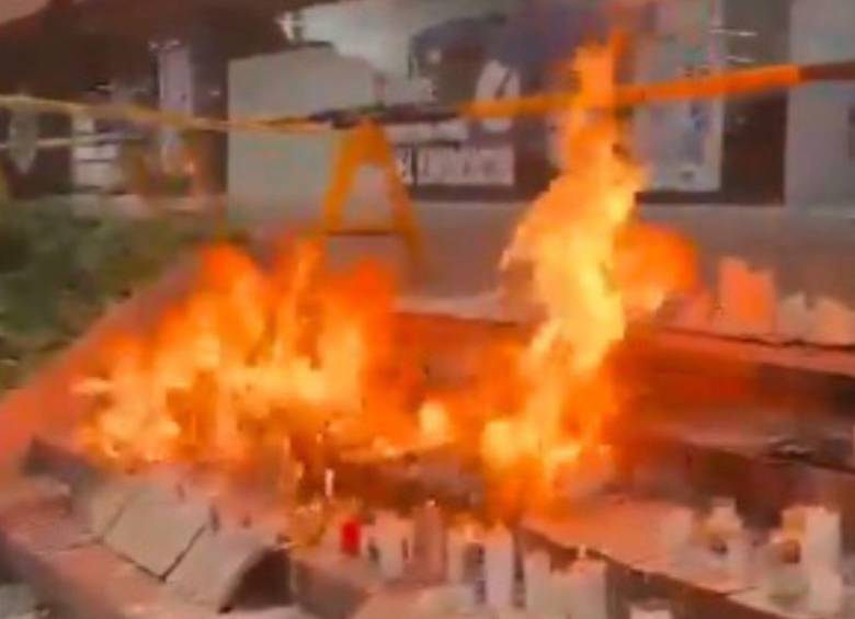 Un altar en honor a Miguel Uribe sufrió un incendio en horas de la mañana de este jueves. FOTO: Tomada de redes sociales