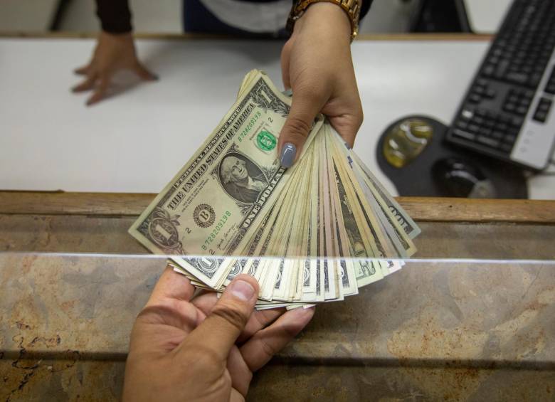 En la jornada, el dólar registró un mínimo de cotización de $3.948. FOTO CARLOS VELÁSQUEZ