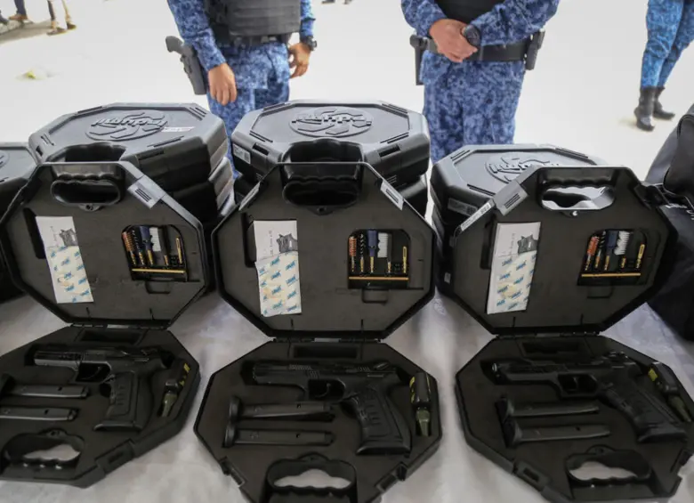 El Inpec recibió nueva dotación para el cumplimiento de funciones de custodia, vigilancia y control. Foto: Colprensa - Catalina Olaya