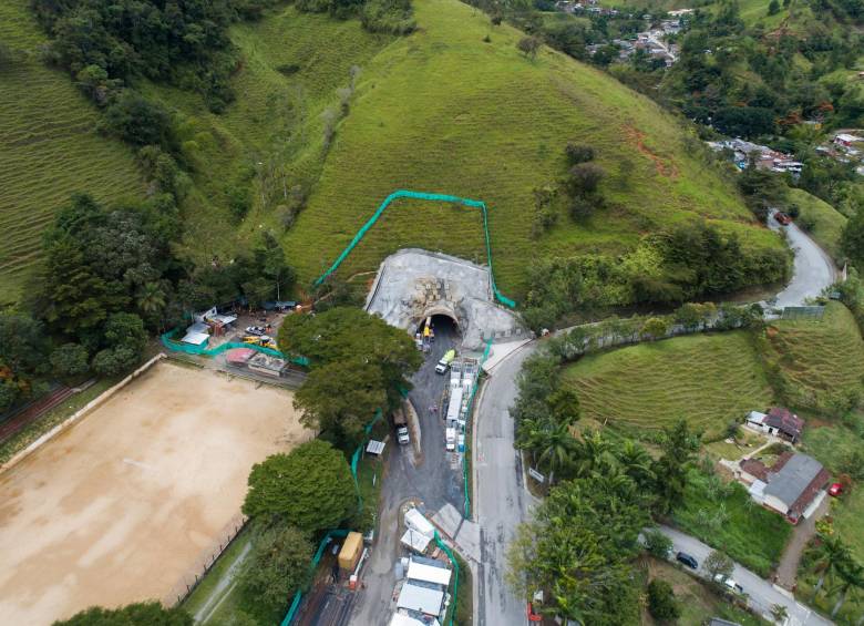 Juan Esteban Gil, director del Invías, anticipó que en la segunda mitad de este año se espera que se unan los frentes del túnel principal del proyecto del Túnel del Toyo. FOTO Julio César Herrera