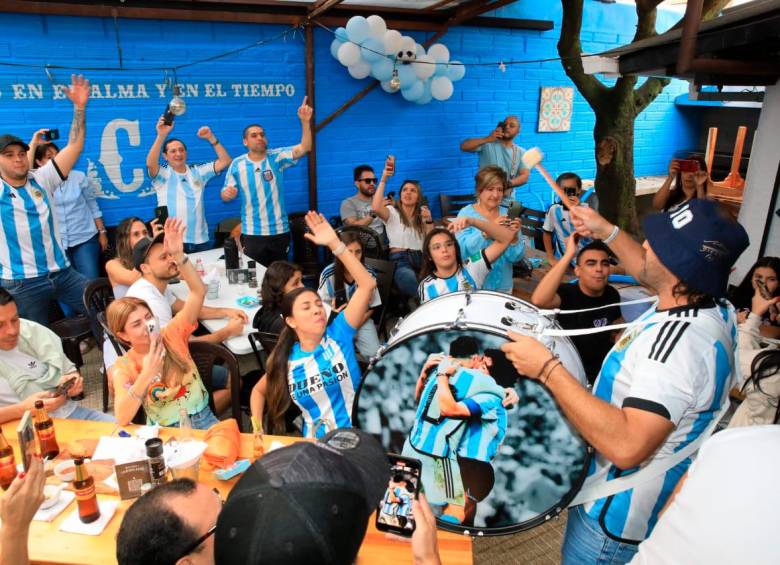 Los argentinos celebraron en Medellín el título de la Copa Mundo de Qatar. FOTO: Esneyder Gutiérrez. 