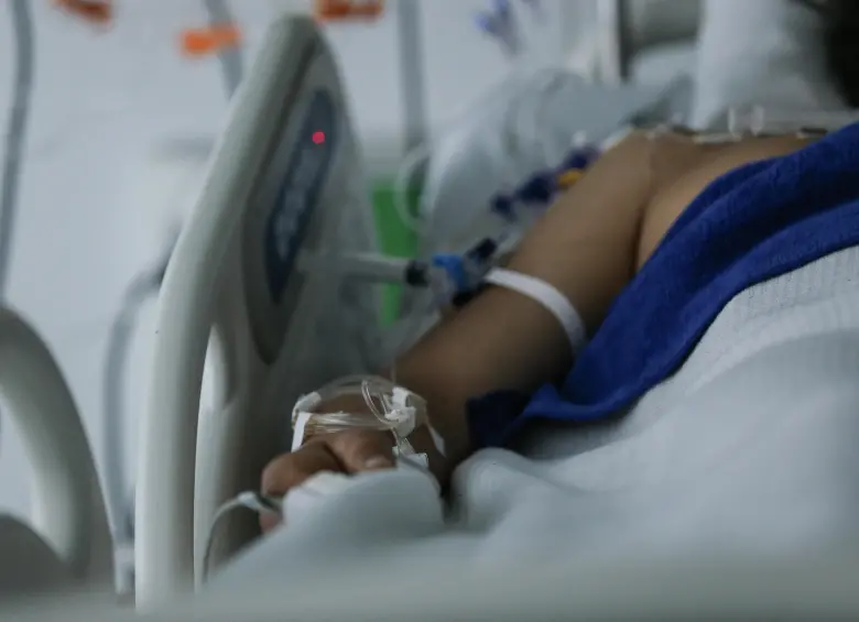 En las unidades de cuidados intensivos, monitores y sistemas clínicos registran de forma continua signos vitales y otros datos del paciente, información que hoy se integra en plataformas digitales para apoyar la toma de decisiones médicas. FOTO EL COLOMBIANO