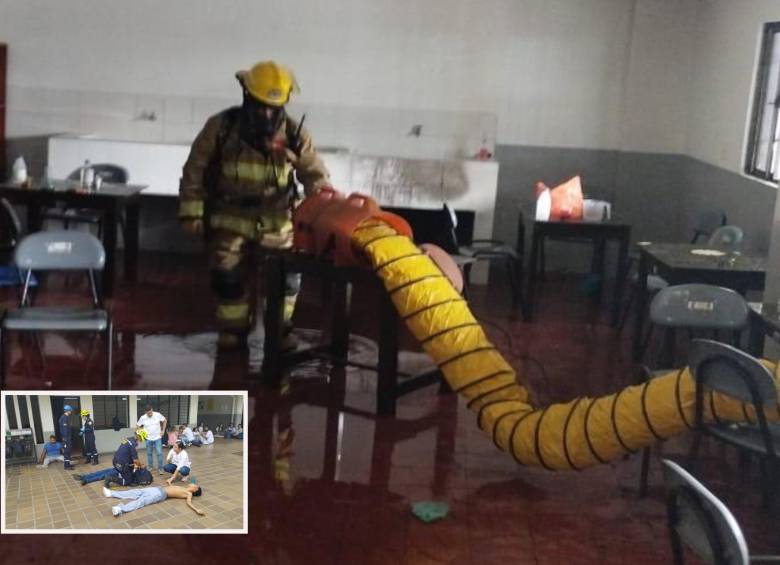 Bomberos de Itagüí atienden la emergencia en el colegio Cristo Rey. FOTO: Cortesía
