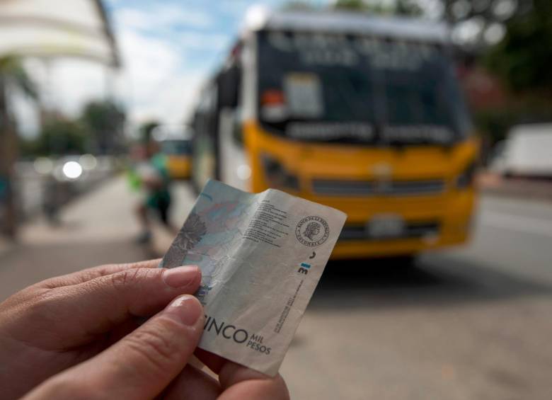 Los usuarios pagarían por las rutas urbanas de Medellín 3.400 pesos a partir del próximo 1 de enero, a la espera de la resolución que avale su incremento. FOTO: EDWIN BUSTAMANTE