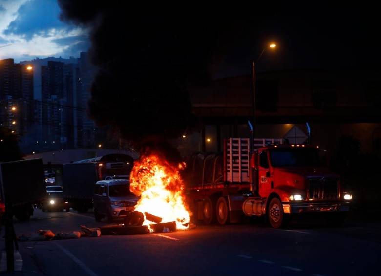 Los camioneros se unieron al cierre. Imágenes de los hechos ocurridos en la noche del pasado domingo. FOTOS: Camilo Suárez.