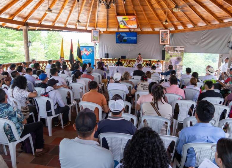Diálogo abierto con líderes y lideresas productoras de algunas regiones de Colombia, escuchando la nueva política de drogas. FOTO: Twitter @MinjusticiaCo
