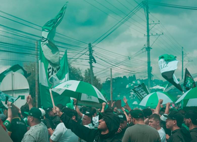 Los aficionados del cuadro verde se instalaron sobre la autopista Medellín-Bogotá, para cantarle a sus jugadores en la sede de Guarne. Foto: tomada del x de @nacionaloficial
