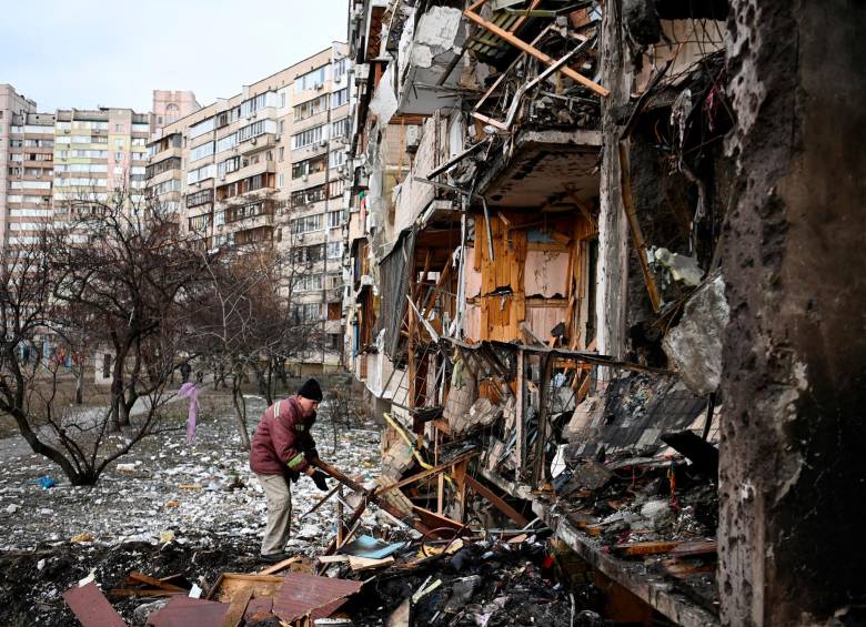 Rusia está destruyendo a Kiev con bombardeos y las personas se están refugiando en búnkeres. Han atacado puntos cercanos a hospitales. FOTO AFP