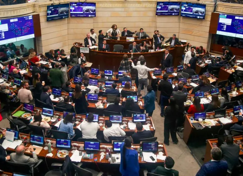 Los congresistas dejarán de recibir a partir del 20 de julio de este año una prima de servicios de casi 17 millones de pesos. FOTO COLPRENSA. 