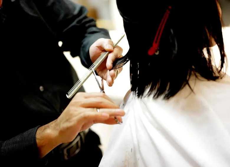 Cortarse el pelo siguiendo el calendario lunar de agosto 2025 es una tradición popular que busca aprovechar las fases de la Luna para fortalecer el cabello o favorecer su crecimiento. FOTO Pixabay