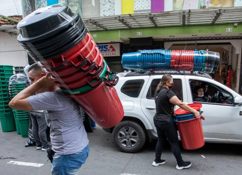 Desde el pasado miércoles las ventas de canecas y tanques se dispararon en la ciudad, explicaron los comerciantes del sector.