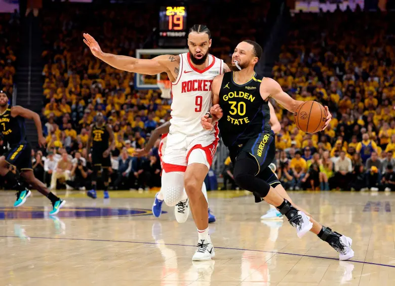 Stephen Curry (derecha) guió a los Golden State Warriors a las semifinales de la actual postemporada de la NBA. FOTO: GETTY