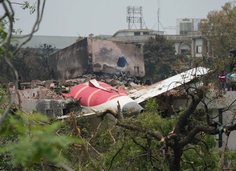 Personas permanecen junto a los restos del accidente aéreo de Air India, en Ahmedabad del estado de Gujarat, en el oeste de India, el 13 de junio de 2025. El Gobierno indio ha iniciado una investigación formal sobre el trágico accidente aéreo de Air India ocurrido el jueves, confirmó el viernes el ministro de Aviación Civil del país, Ram Mohan Naidu, en una publicación en las redes sociales. Imagen tomada de agencia Xinhua 