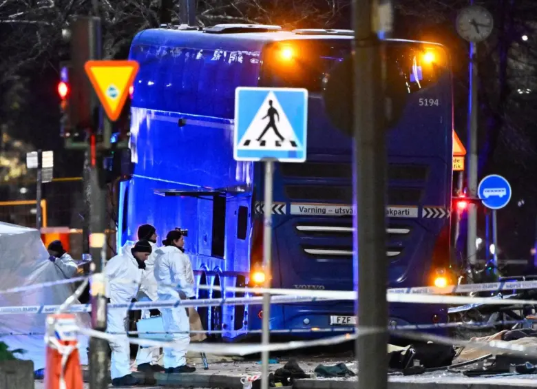 El autobús, según informaron testigos, no estaba prestando servicio en el momento de los hechos. FOTO: AFP