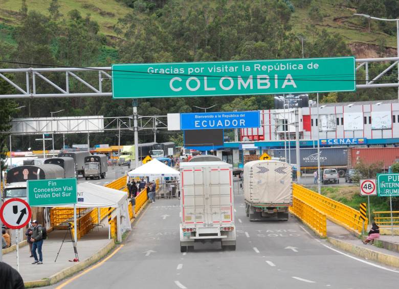 El cierre de la frontera con Ecuador, desde marzo del 2020 por la pandemia de covid-19, ha desencadenado que los migrantes pasen por cruces ilegales controlados por grupos delincuenciales como el Tren de Aragua. Foto: Colprensa.